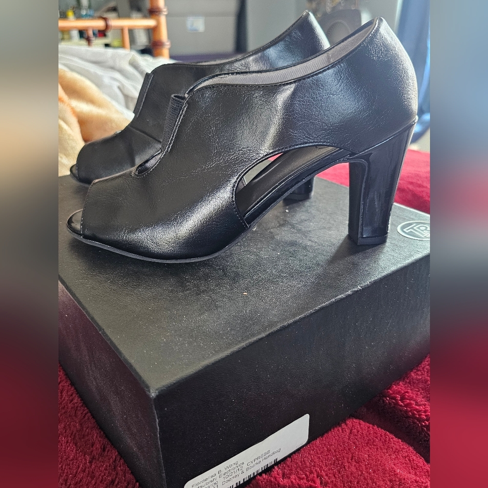 Life Stride Black Heels Sophisticated Design